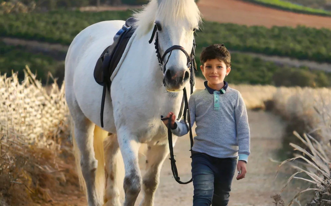 La Hermandad del Rocío de Huelva inicia su curso de terapia con caballos en su finca de la Ribera
